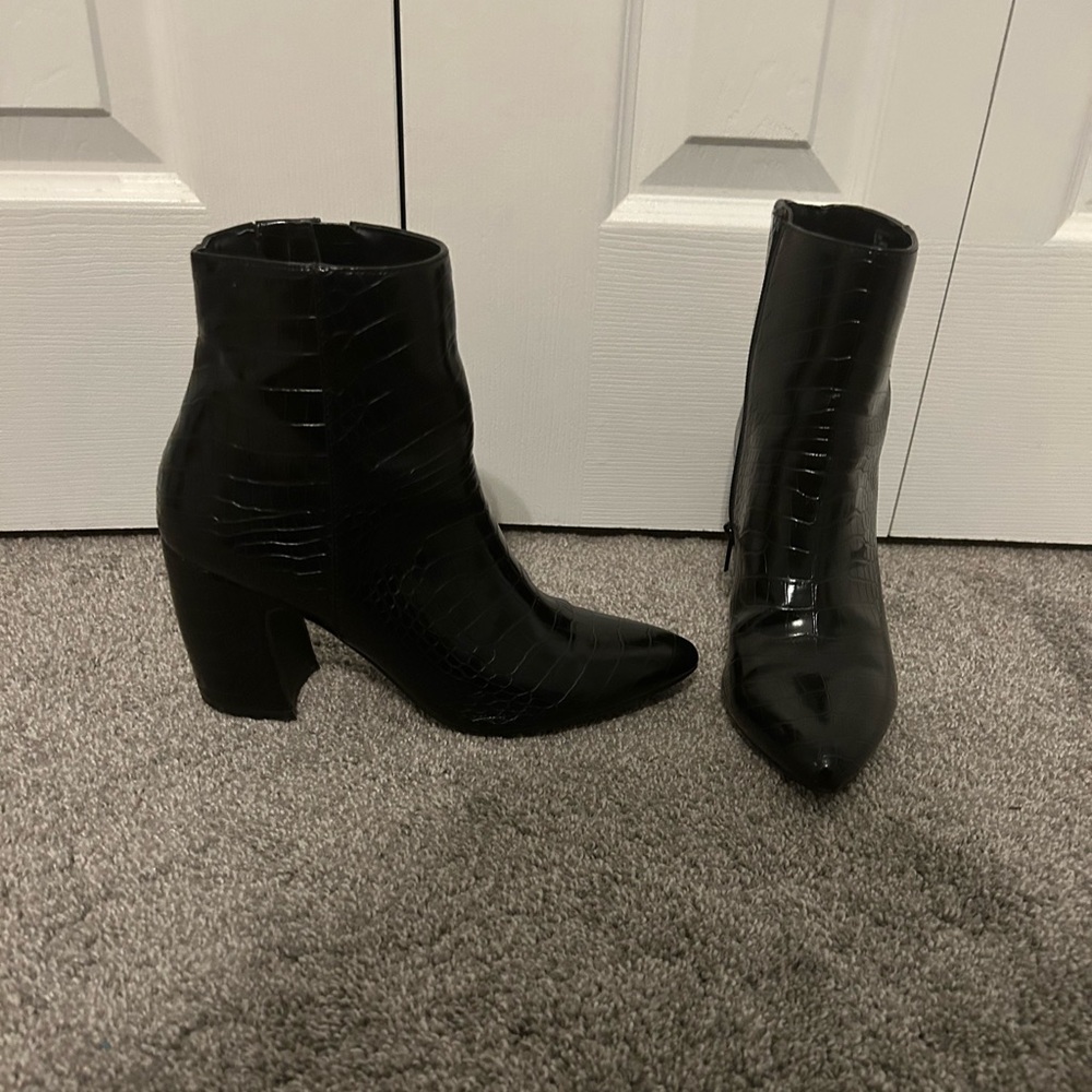 Steve Madden DIVINE crocodile black ankle boots. Size 8.5